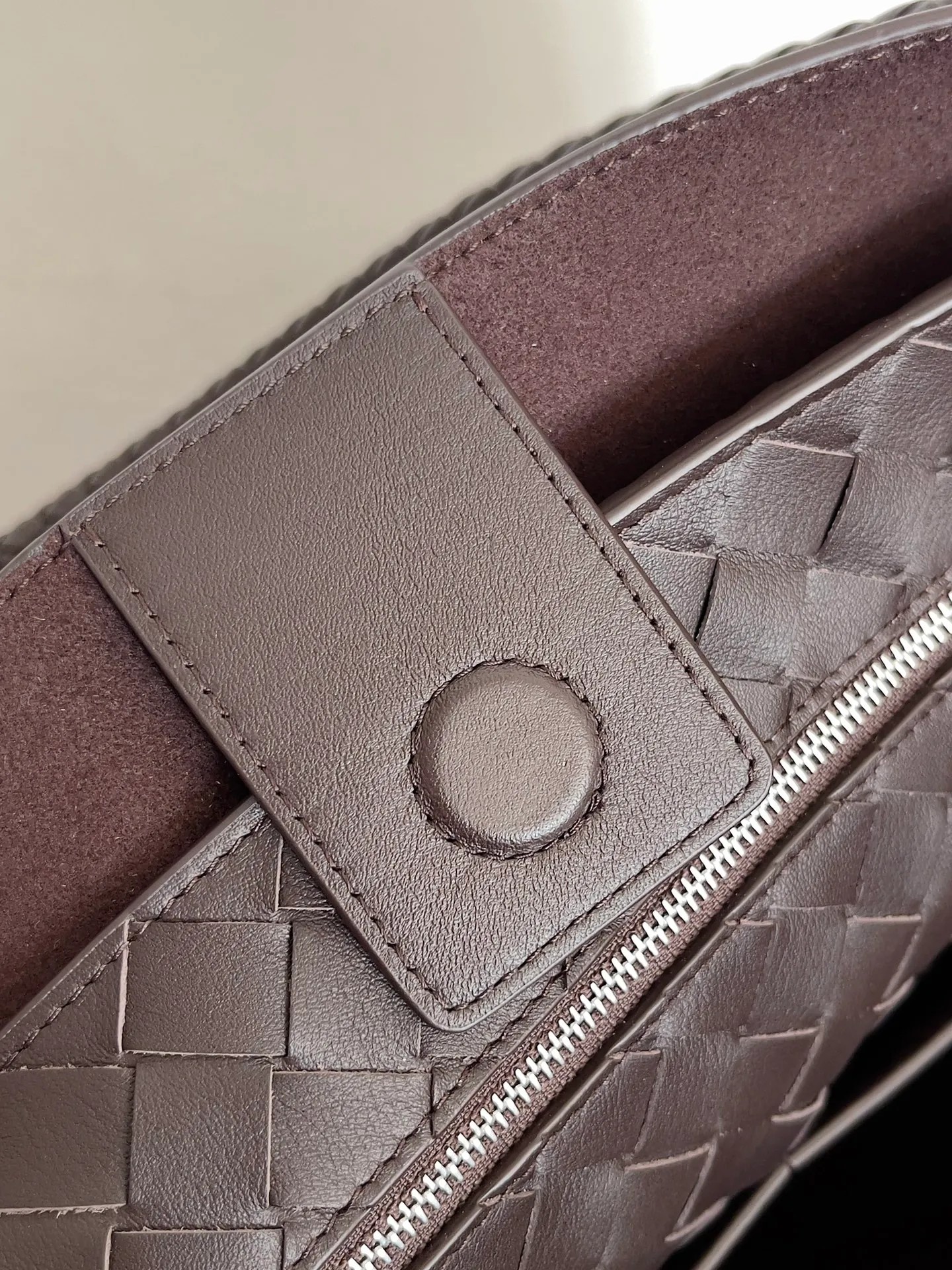 Batch 2960 BV The all-leather Andiamo is new, a very casual splayed buckle bag, which also means that its weight is very light, which greatly reduces our burden when going out for shopping. It can be carried cross-body, hand-held, or carried under the armpit. Taking into account the different backpacking habits of people, the simple design brings us more inspiration. Matched with various keychains and dolls, it will become the finishing touch in the outfit. Medieval style and modern style can also be perfectly blended🫧🫧 Style number: 806010 Size: 42*35*18cm
